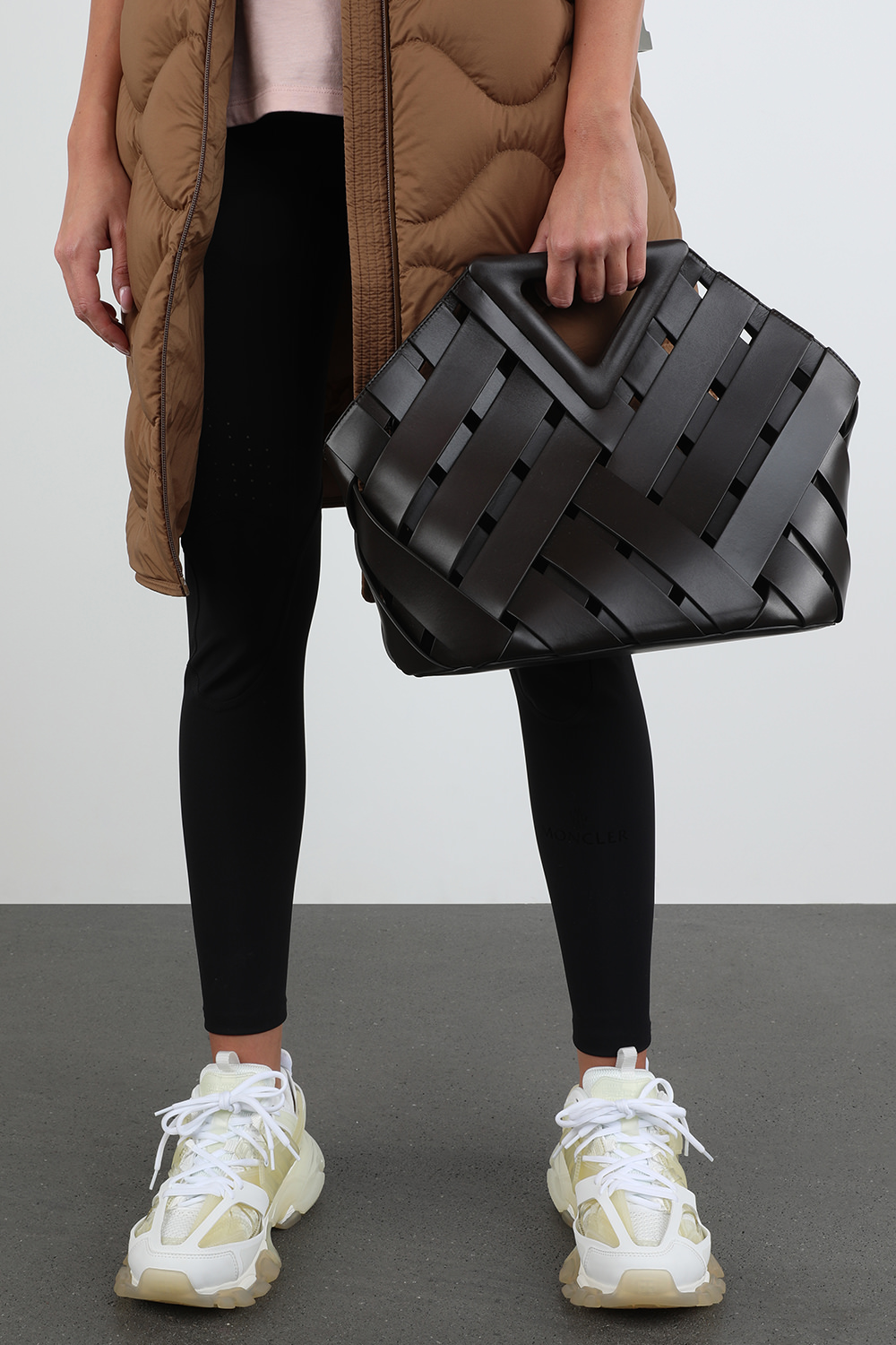 תמונת כל הלוק של תיק משלוש מעור בצבע שחור